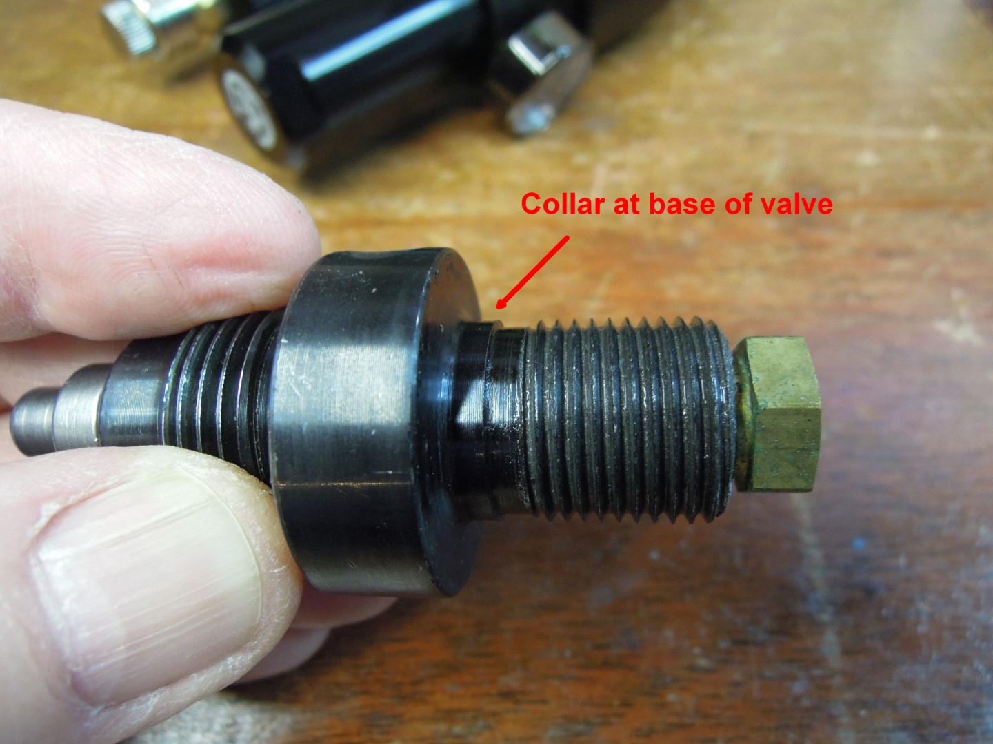 08b Valve's Tank threads closeup - annotated (Large).jpg