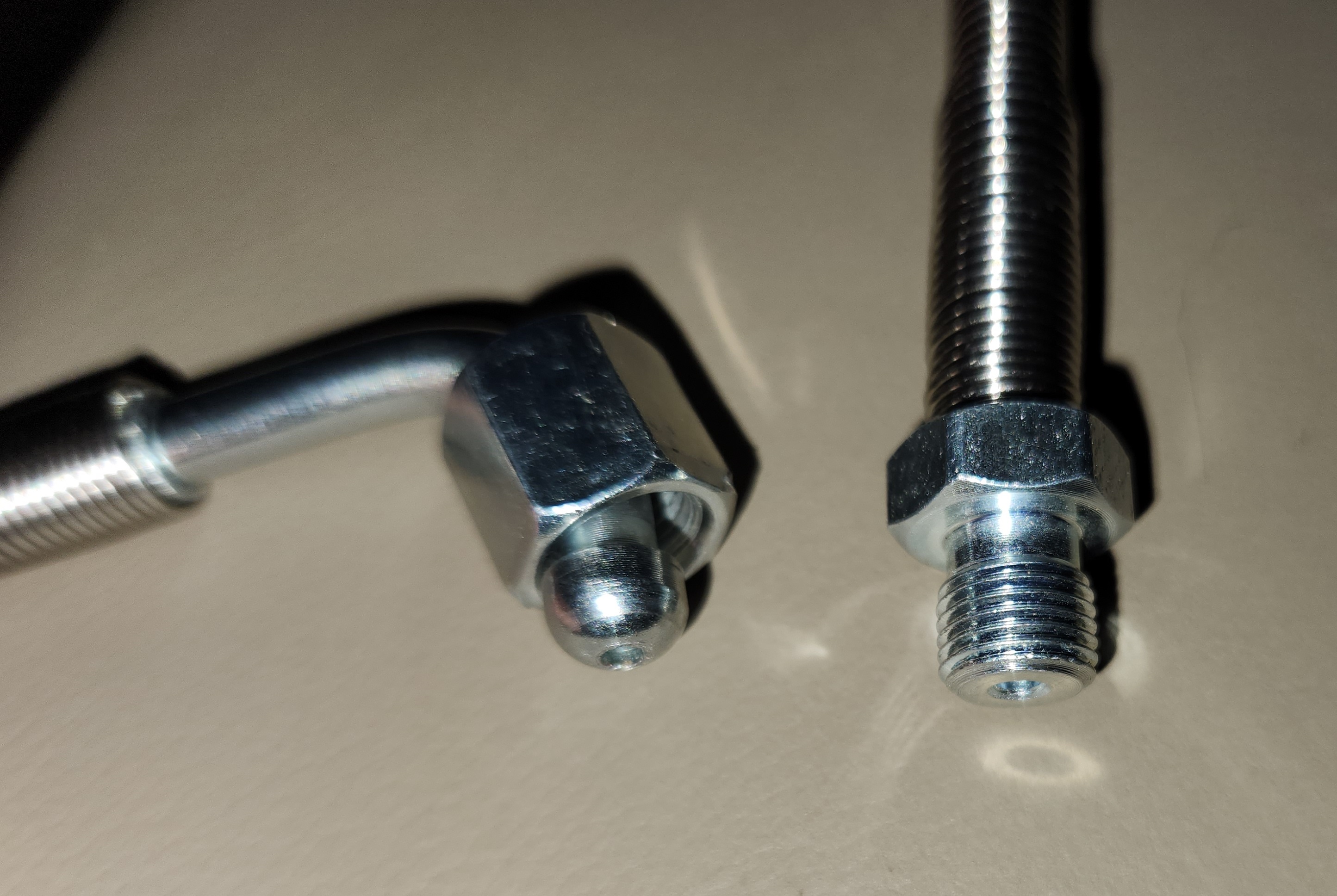 Ball connector on left, flat connector on right.jpg