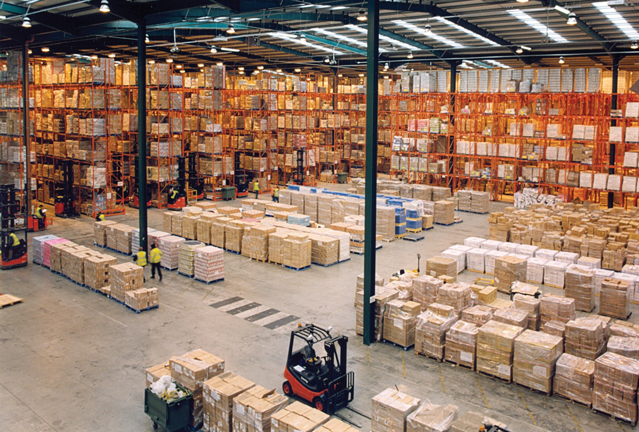 Modern_warehouse_with_pallet_rack_storage_system.jpg