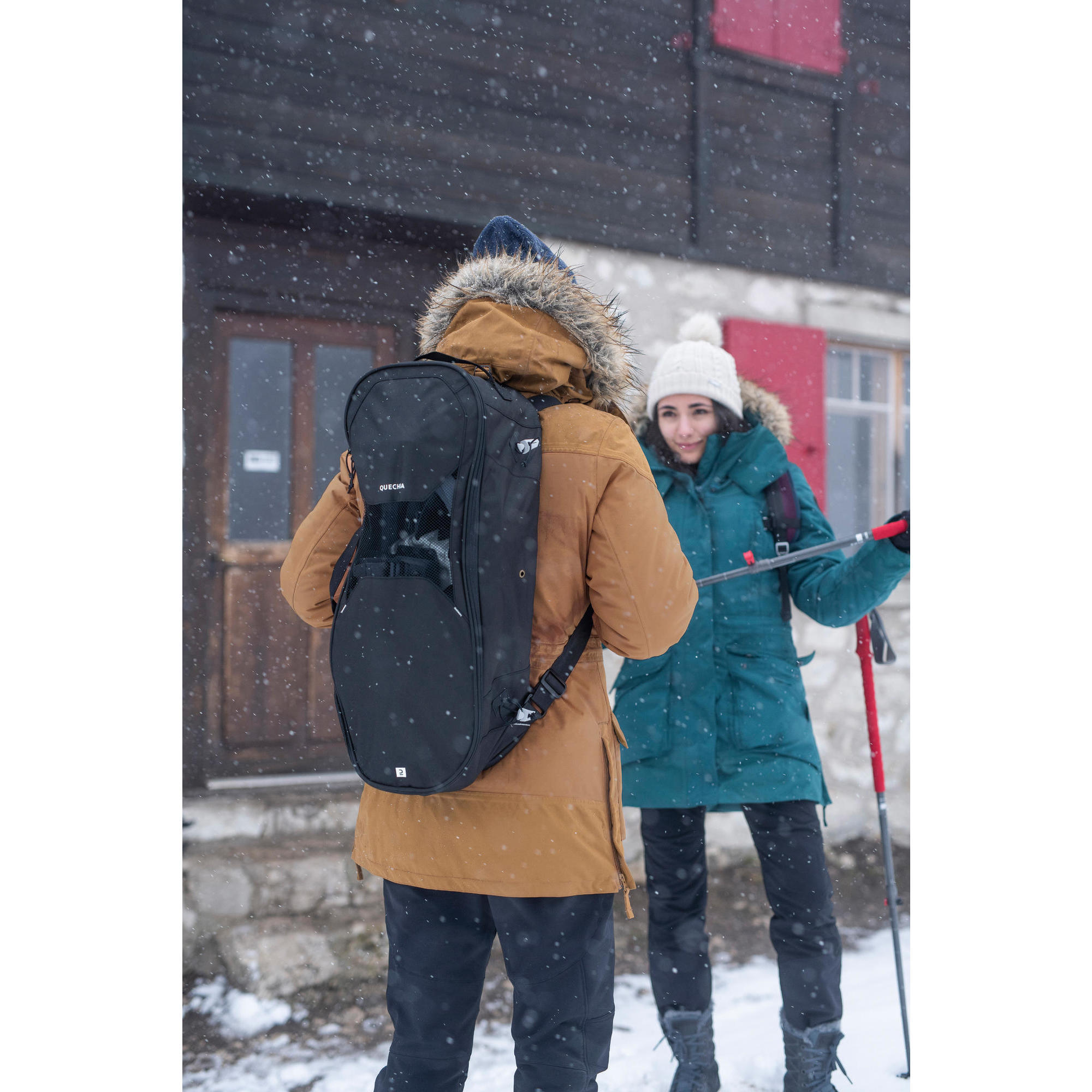 P35 mochila-para-raquetas-de-nieve-quechua-sh100-negro B.jpg